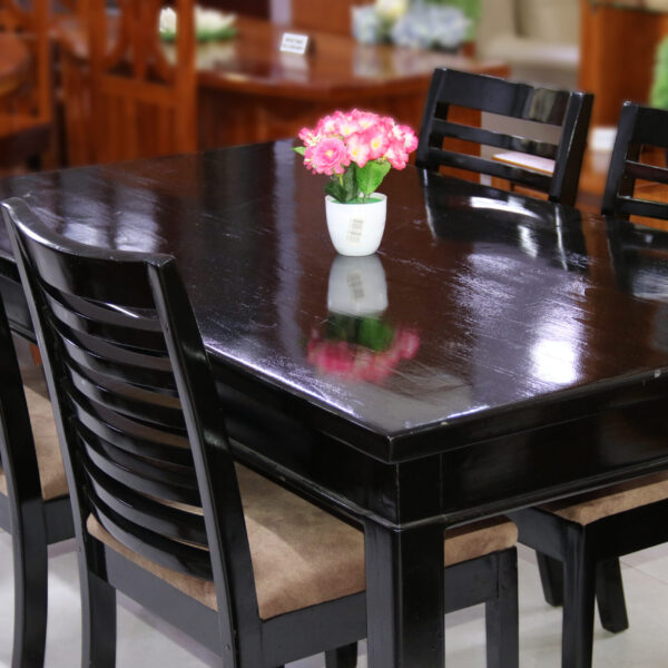Velora Dining table